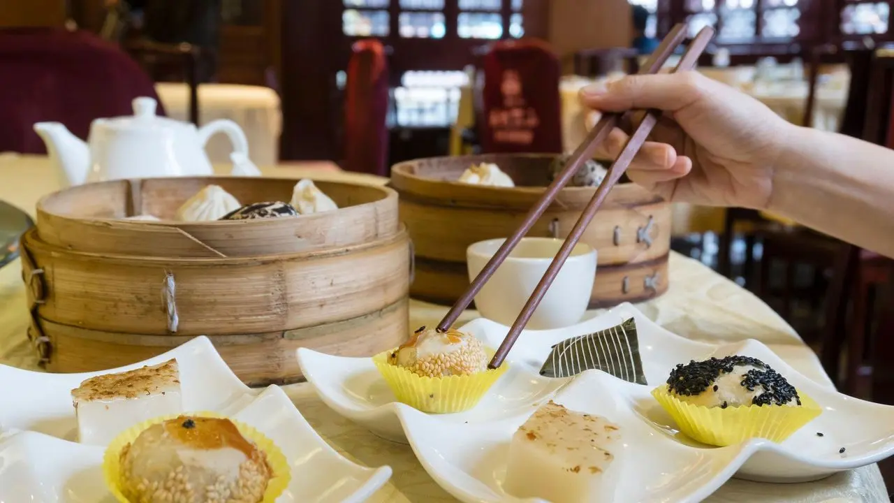Culinary Safaris: From Cantonese Dim Sum to Midnight Skewers – The Ultimate Gongbei Food Guide