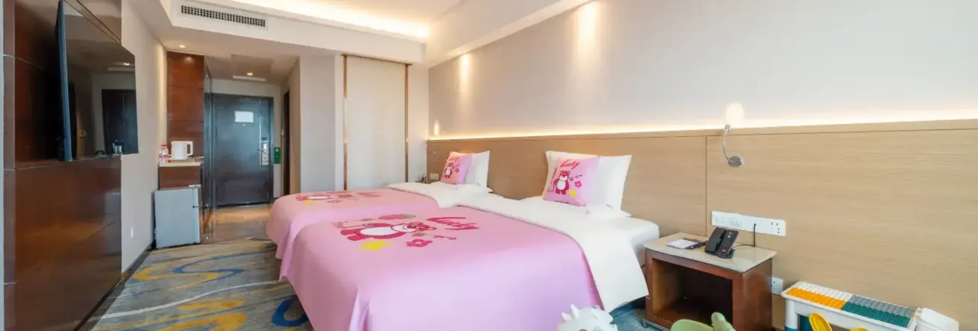 Exceptional City-View Family Twin Bed Room
