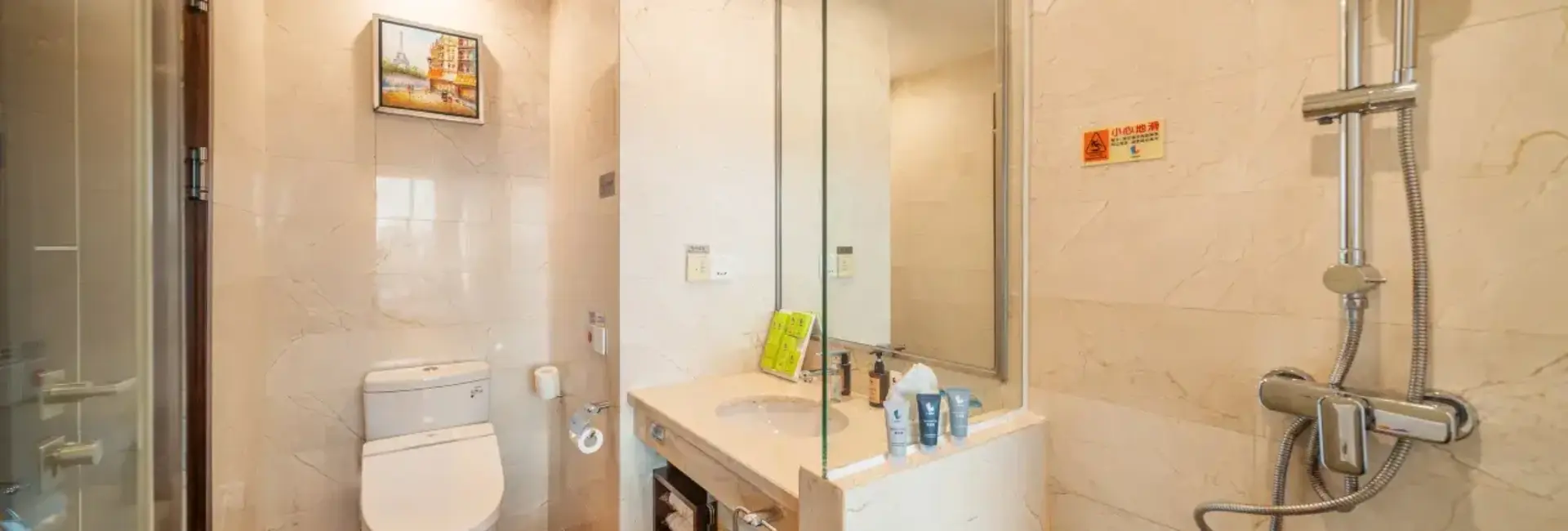 Exceptional City-View Family Twin Bed Room
