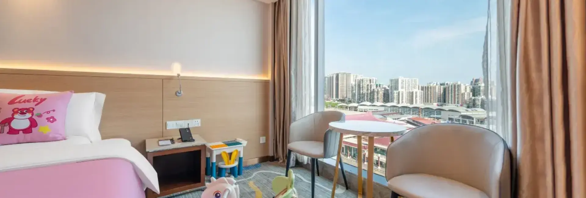 Exceptional City-View Family Twin Bed Room