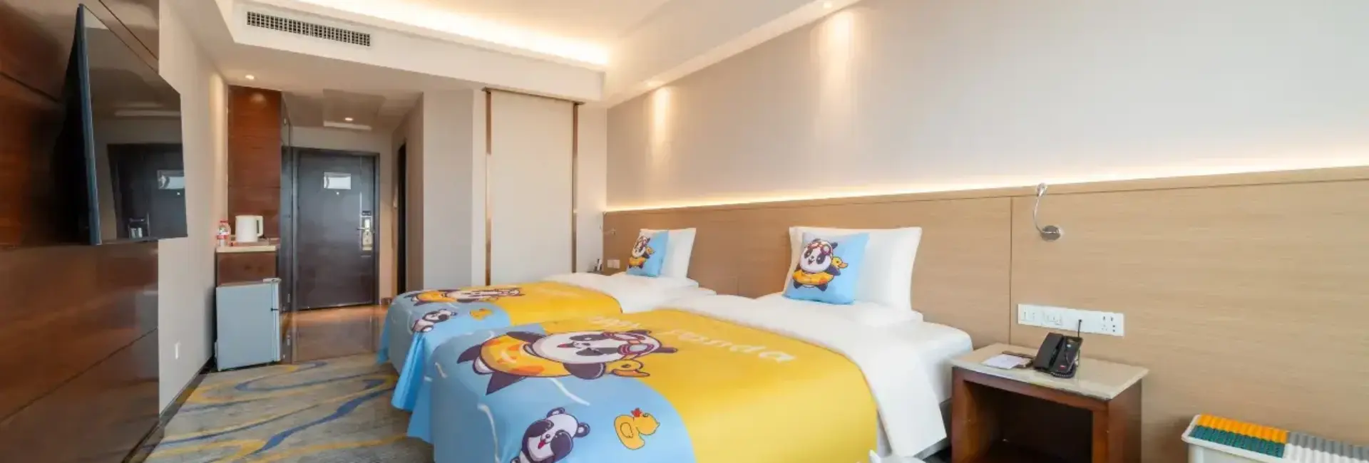 Exceptional City-View Family Twin Bed Room