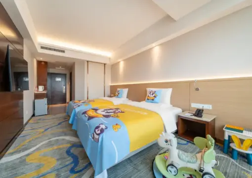 Exceptional City-View Family Twin Bed Room