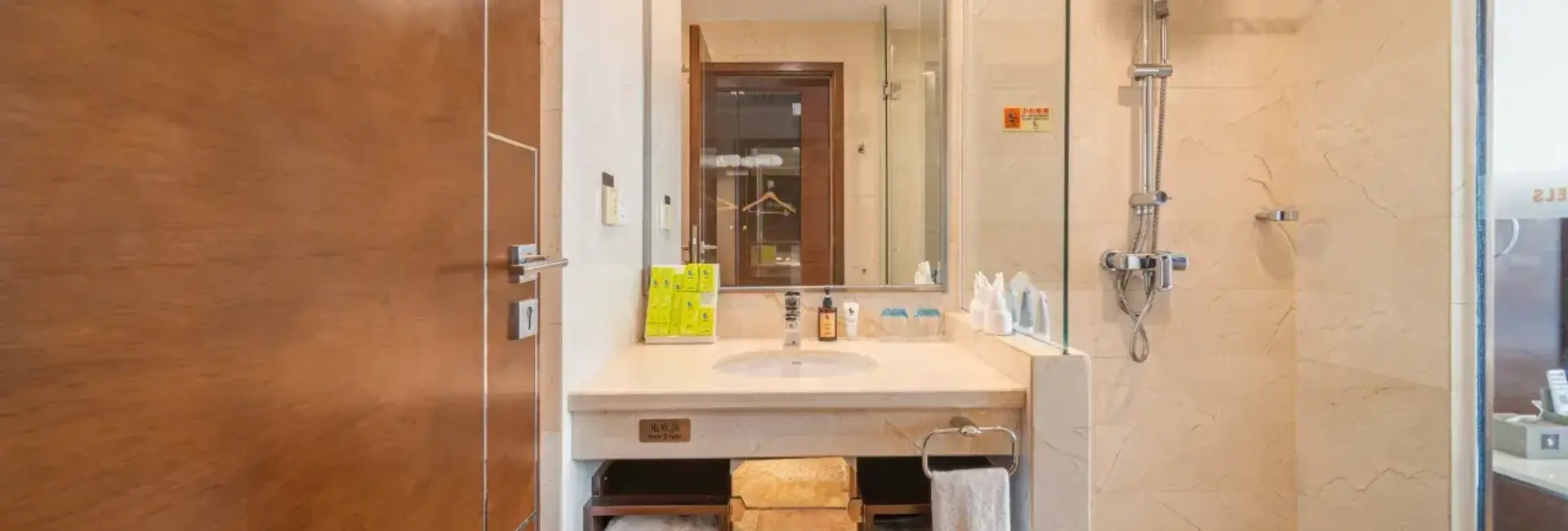 Exceptional City-View Family Twin Bed Room