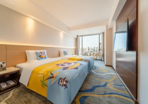 Exceptional City-View Family Twin Bed Room