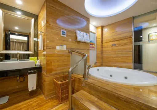 Executive Double Bed Room (Screen Projection TV + Panoramic Floor-to-Ceiling Window + Large Bathtub + Smart Toilet)